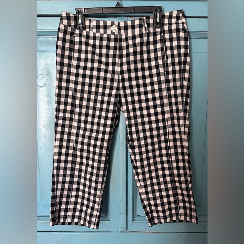 Chic Black and White Checkered Women's Golf Capris